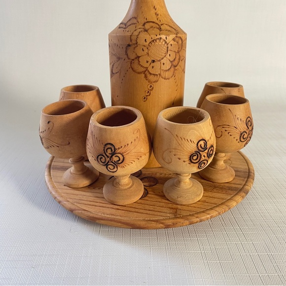Vintage 70’s DECANTER Wooden Pyrography Folk Art w/ 6 Cups and Serving Tray - Picture 3 of 9